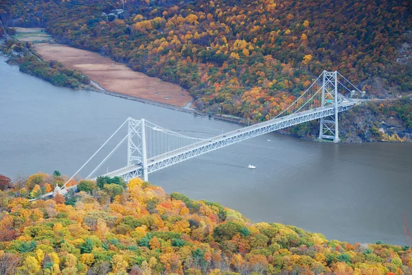 Vista aérea del puente de la montaña del oso en otoño — Foto de Stock