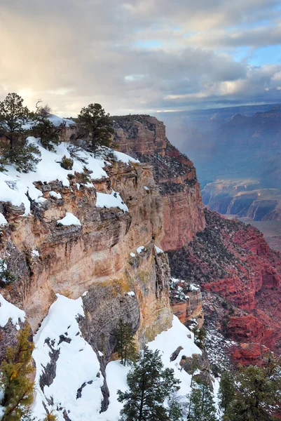 Grand canyon panoramatický výhled v zimě pod sněhem — Stock fotografie