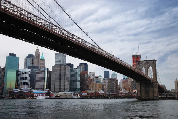 ブルックリン ブリッジとニューヨーク市のスカイライン — ストック写真