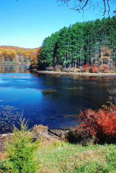 Höstens berg med sjö — Stockfoto