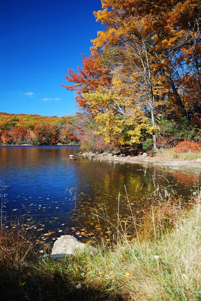秋天的山与湖 — 图库照片