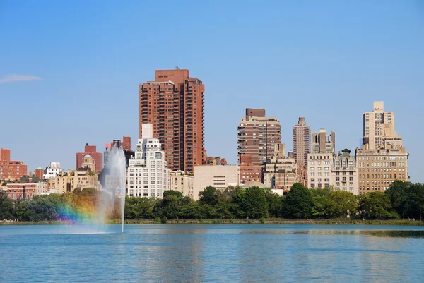 New york city central park met fontein en regenboog — Stockfoto