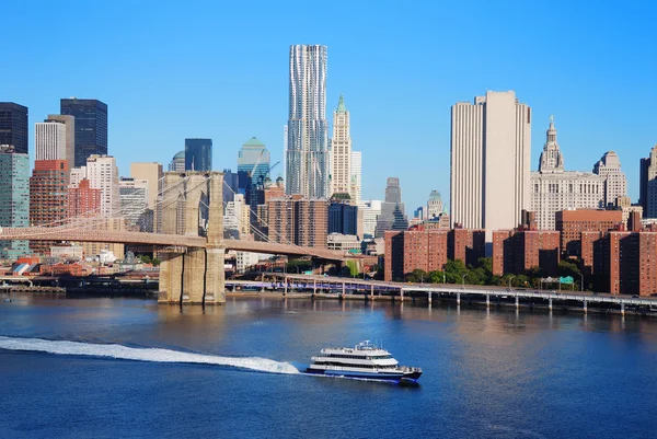 Мангеттен - Скайлайн з Бруклінським мостом — стокове фото