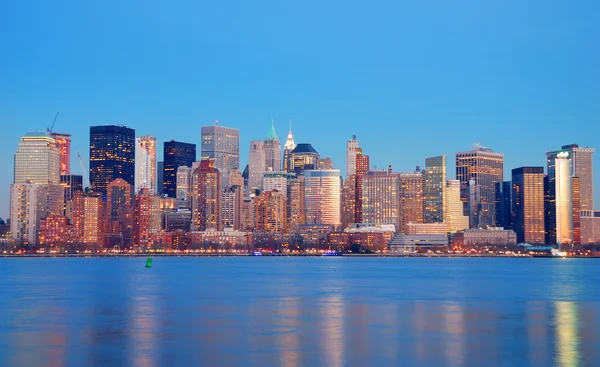 De skyline van Manhattan in de schemering, new york city — Stockfoto