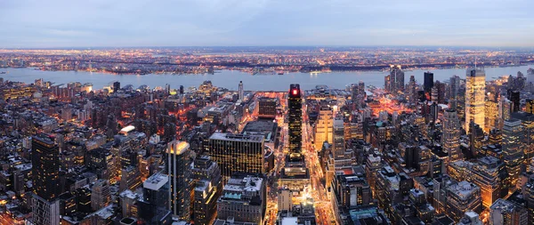 美国纽约市曼哈顿的天际线全景鸟瞰图黄昏 — 图库照片