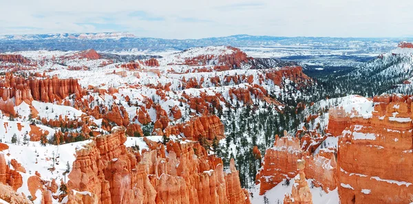 Bryce Canyon with snow in winter. — Stock Photo, Image