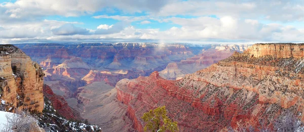 Vista panoramica del Grand Canyon in inverno con neve — Foto Stock