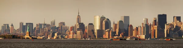 Πόλη της Νέας Υόρκης στο Μανχάταν με το άγαλμα της ελευθερίας — Φωτογραφία Αρχείου