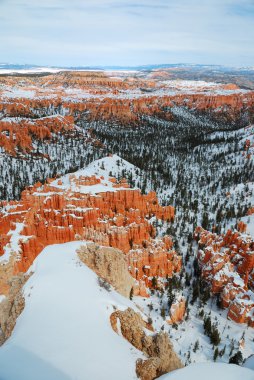 Kışın kar ile Bryce canyon.