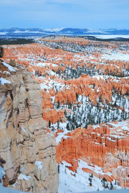 Kışın kar ile Bryce canyon.