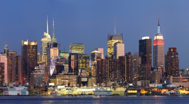 New York'un manhattan midtown alacakaranlıkta manzarası