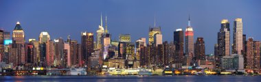 New York'un manhattan midtown alacakaranlıkta manzarası