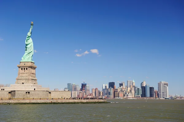 Άγαλμα της ελευθερίας και την πόλη της Νέας Υόρκης — Φωτογραφία Αρχείου