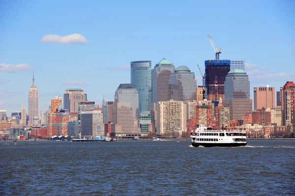ニューヨーク市のマンハッタンの高層ビルとボート — ストック写真