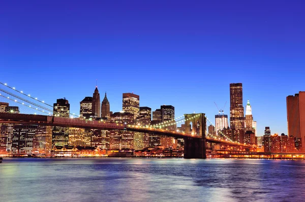 Brooklyn bridge med new Yorks manhattan-downtown — Stockfoto