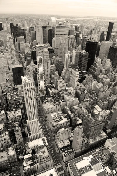 曼哈顿摩天大楼，在黑色的纽约城摩天大楼和 wh — 图库照片