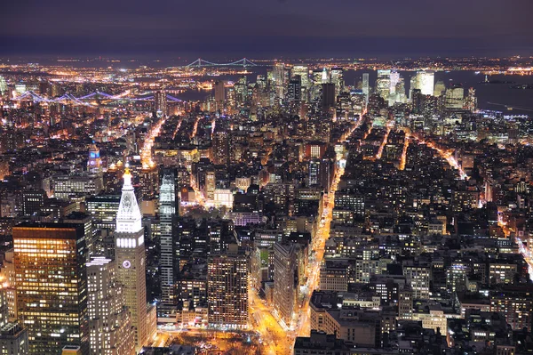 New york city manhattan skyline luchtfoto in de schemering — Stockfoto
