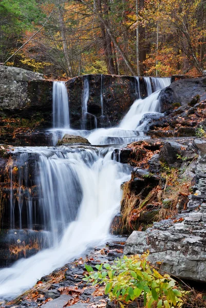 Jesień wodospad w góry — Zdjęcie stockowe