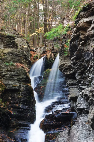 Podzimní vodopád v horských — Stock fotografie
