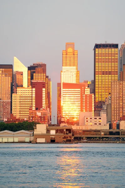 New Yorku manhattan při západu slunce nad řeku hudson — Stock fotografie