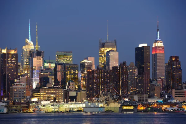 Πόλη της Νέας Υόρκης midtown Μανχάταν στον ορίζοντα κατά το σούρουπο — Φωτογραφία Αρχείου