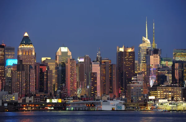 Skyline van New york city manhattan midtown in de schemering — Stockfoto