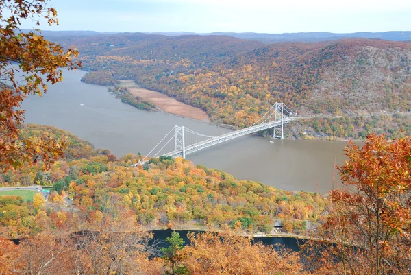 Puente de otoño con árboles de colores —  Fotos de Stock