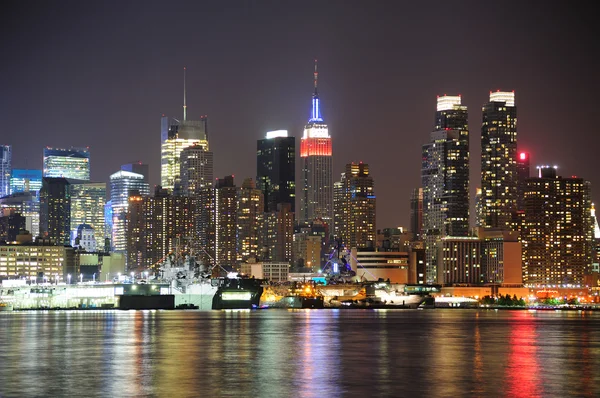 New York City Manhattan Midtown skyline 's nachts — Stockfoto