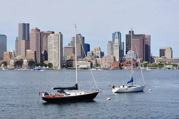 Ciudad de Boston skyline con barco — Foto de Stock