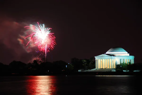 Jefferson memorial med fyrverkerier, washington dc — Stockfoto