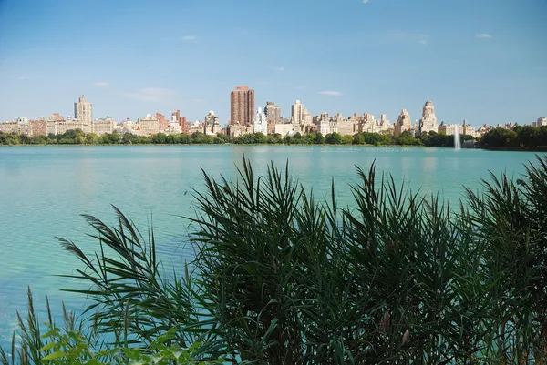 Ciudad de Nueva York Manhattan skyline con Central Park lago —  Fotos de Stock
