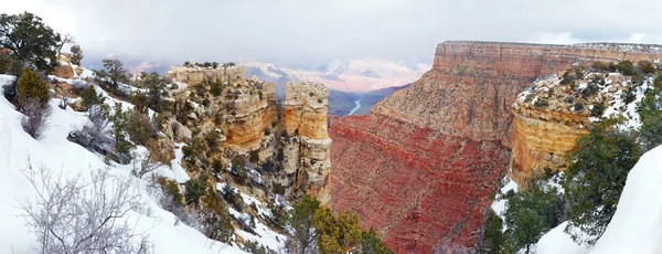 Панорама Гранд-Каньона зимой со снегом — стоковое фото