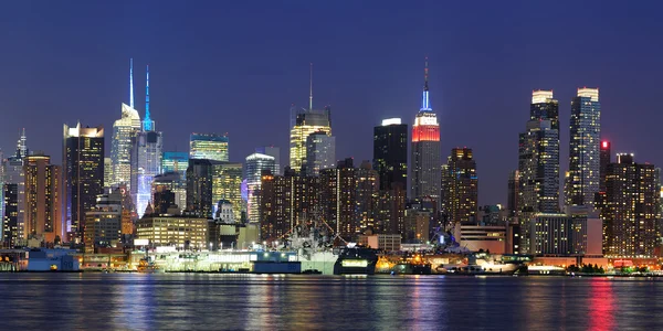 New York City Manhattan Midtown Skyline in der Abenddämmerung — Stockfoto