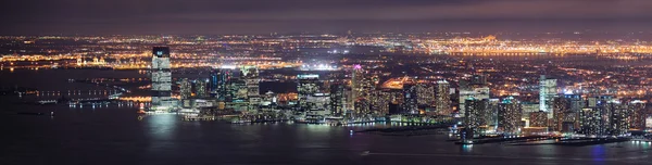 ニューヨーク市のマンハッタンからのニュージャージーの夜パノラマ — ストック写真