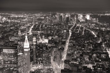 alacakaranlıkta siyah ve wh New York'un manhattan skyline havadan görünümü