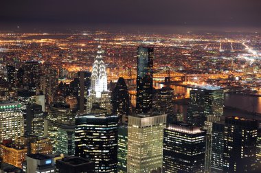 alacakaranlıkta New York'un manhattan skyline havadan görünümü