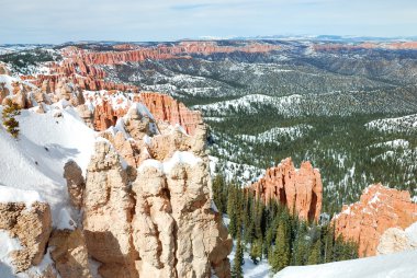 Kışın kar ile Bryce canyon.