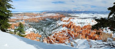 Kışın kar ile Bryce canyon.