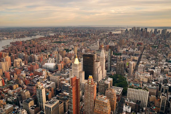 Vista aérea del horizonte del atardecer de Manhattan —  Fotos de Stock