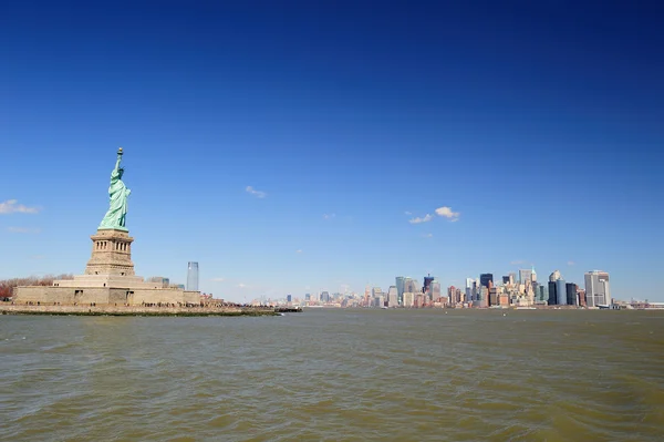 Estatua de la Libertad y Nueva York Manhattan — Foto de Stock