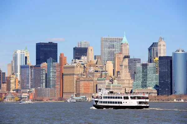 Πόλη της Νέας Υόρκης ουρανοξύστες του Μανχάταν και βάρκα — Φωτογραφία Αρχείου