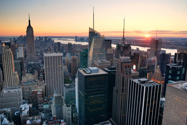 ニューヨーク市のマンハッタンのスカイラインの夕日 — ストック写真