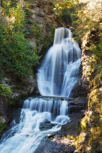 Cachoeira com folhagem de outono — Fotografia de Stock