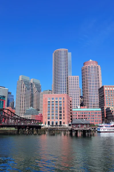 Boston skyline över vatten — Stockfoto