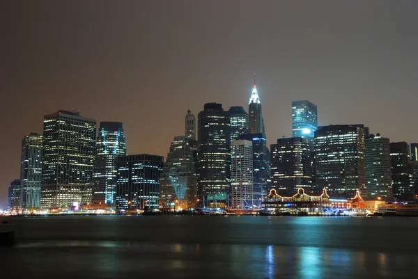 Panorama di New york city manhattan notturna scena — Foto Stock