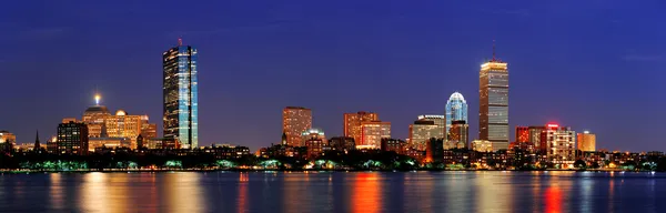 ボストンの夜のシーンのパノラマ — ストック写真