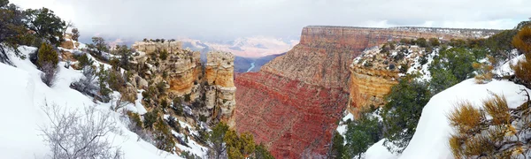 Vista panorámica del Gran Cañón en invierno con nieve — Foto de Stock