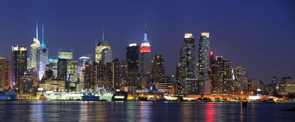夕暮れ時にニューヨーク市マンハッタン — ストック写真