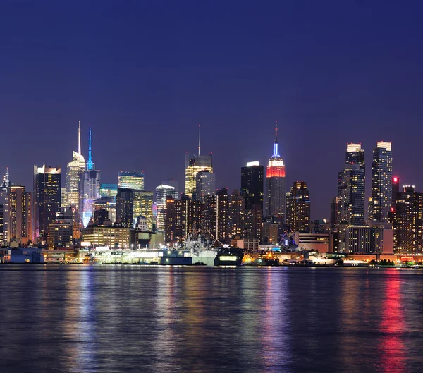 夕暮れ時にニューヨーク市マンハッタンのミッドタウンのスカイライン — ストック写真