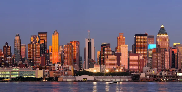 Під час заходу сонця панораму Нью-Йорка Манхеттен — стокове фото
